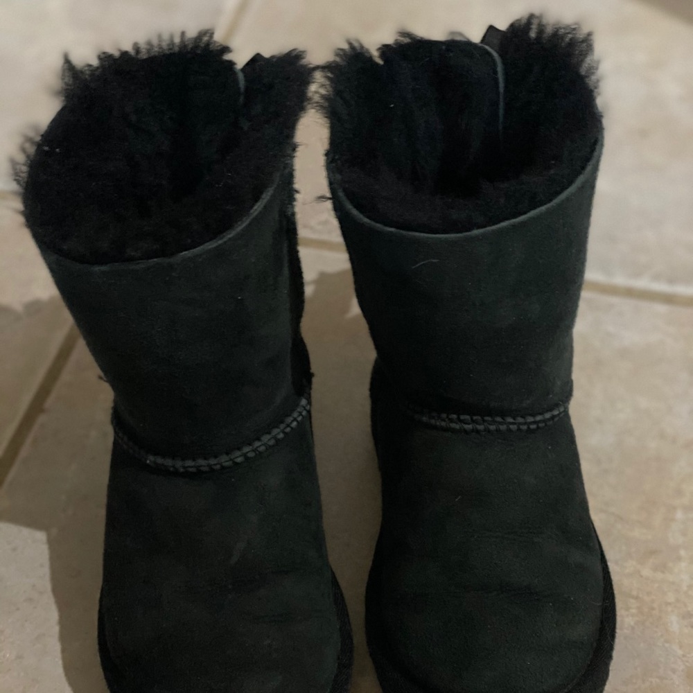 Girls black bow Ugg’s size 10